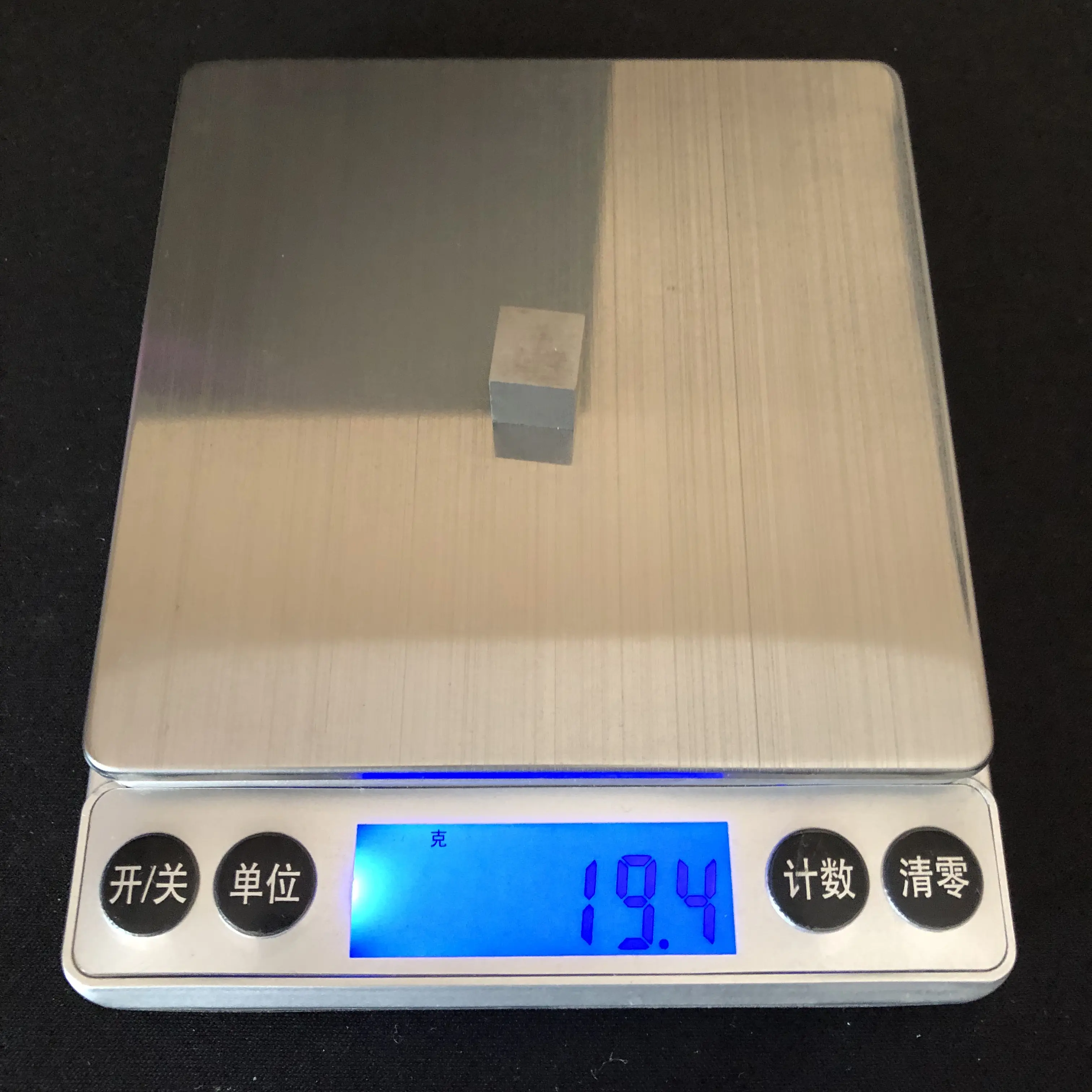钨块称重,电子秤读数19.4克